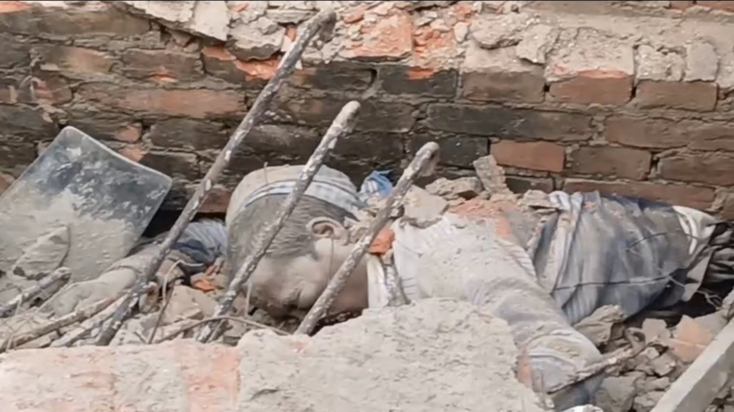 मलबे के नीचे दबे मजदूर की फोटो