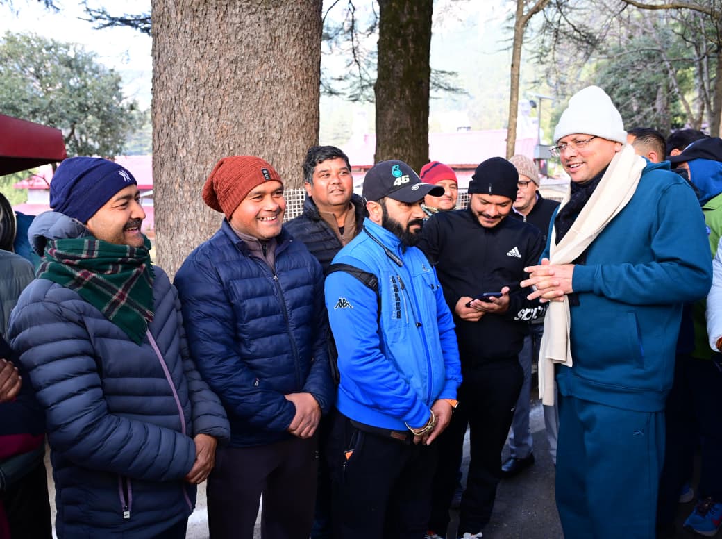 मुख्यमंत्री नैनीताल में  लोगों से बातचीत करते।