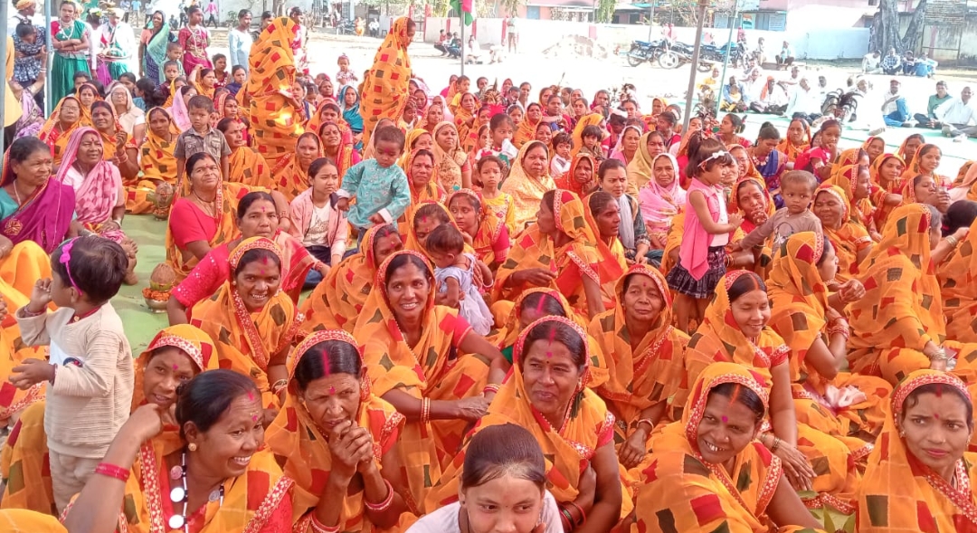 कार्यक्रम में उपस्थित महिलाएं।