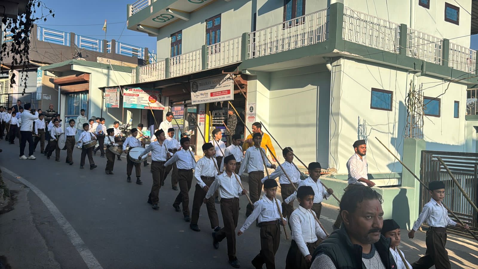 लोहाघाट में पथ संचलन करते राष्ट्रीय स्वयंसेवक संघ के बाल स्वयंसेवक लोहाघाट में पथ संचलन करते राष्ट्रीय स्वयंसेवक संघ के बाल स्वयंसेवक