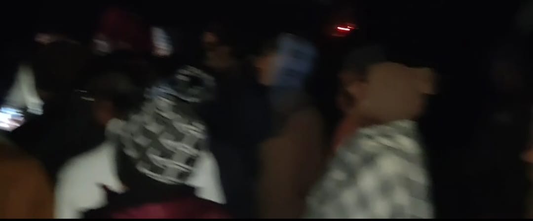 मौके पर मौजूद ग्रामीण