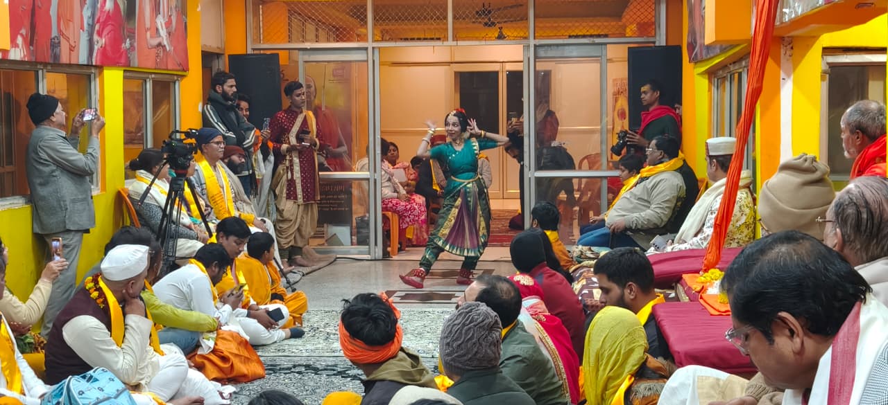 टीवी सीरियल के कलाकार शंकराचार्य स्वामी अविमुक्तेश्वरानंद से पास