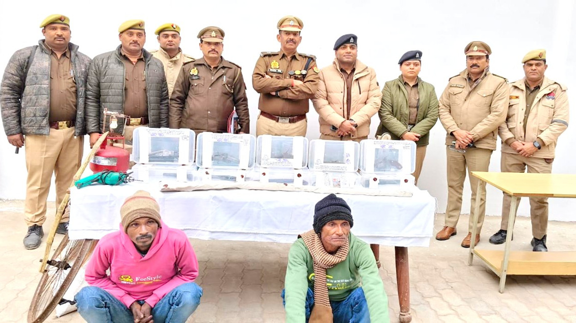 पकड़े गए अभियुक्त के साथ पुलिस टीम