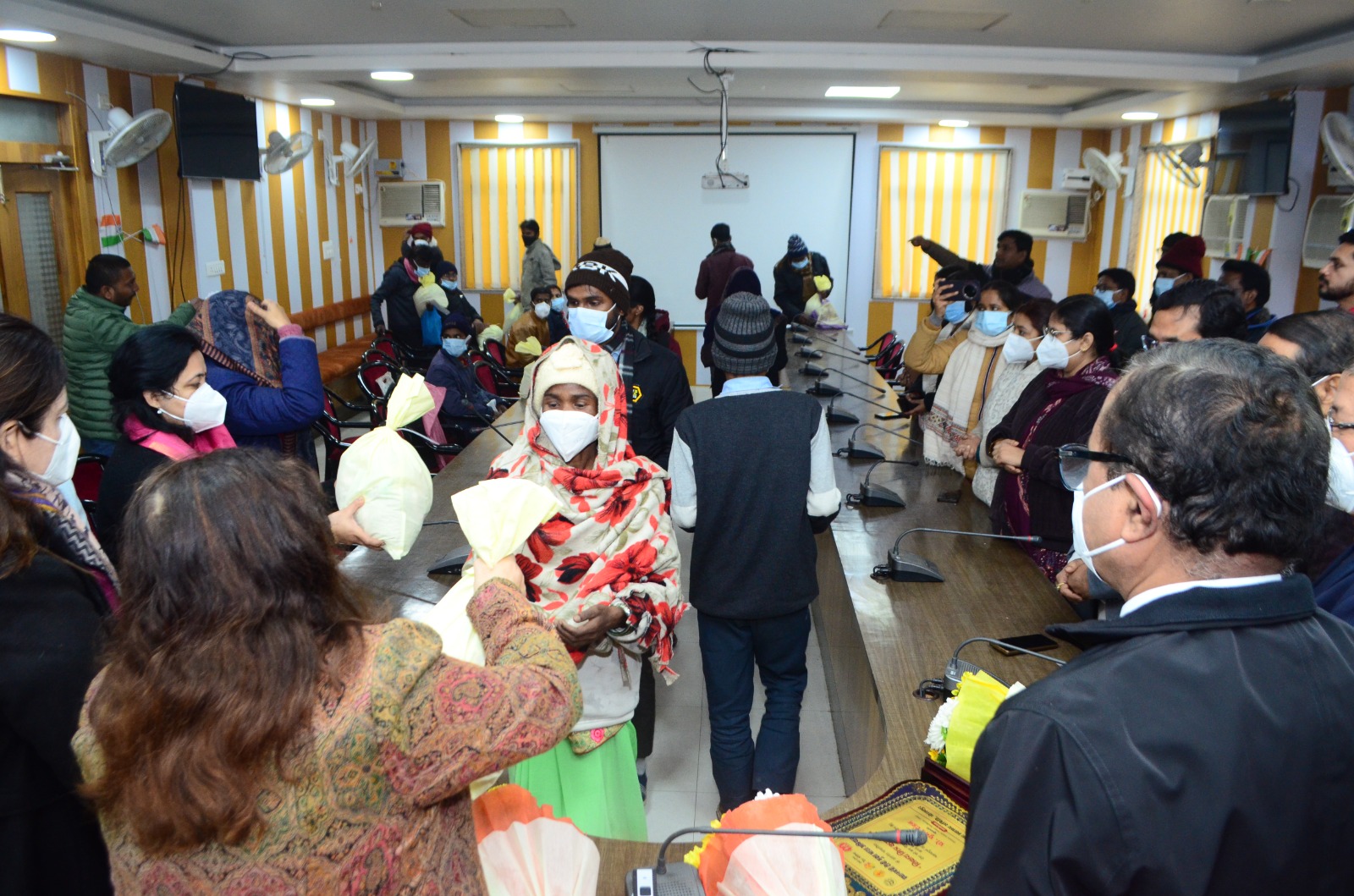 कुलपति के नेतृत्व मे गोद लिए गए क्षय रोगियों को पोषण पोटली वितरण कार्यक्रम संपन्न*