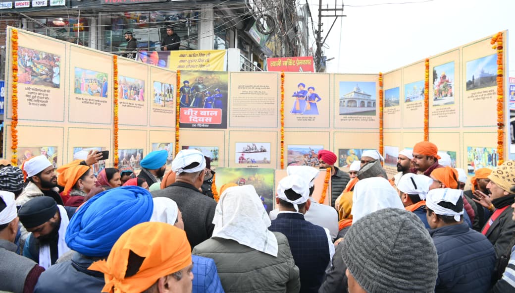 वीर बाल दिवस के अवसर पर लगाई गई  प्रदर्शनी का  उद्घाटन कार्यक्रम में कैबिनेट मंत्री गणेश जोशी।