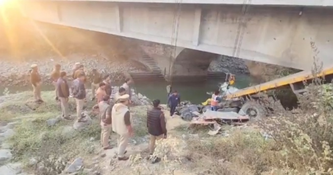 घटना स्थल पर ट्रक निकालती पुलिस घटना स्थल पर ट्रक निकालती पुलिस