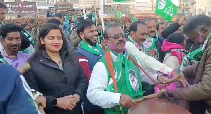 जश्‍न मनाने के दौरान अंतू तिर्की सहित अन्‍य