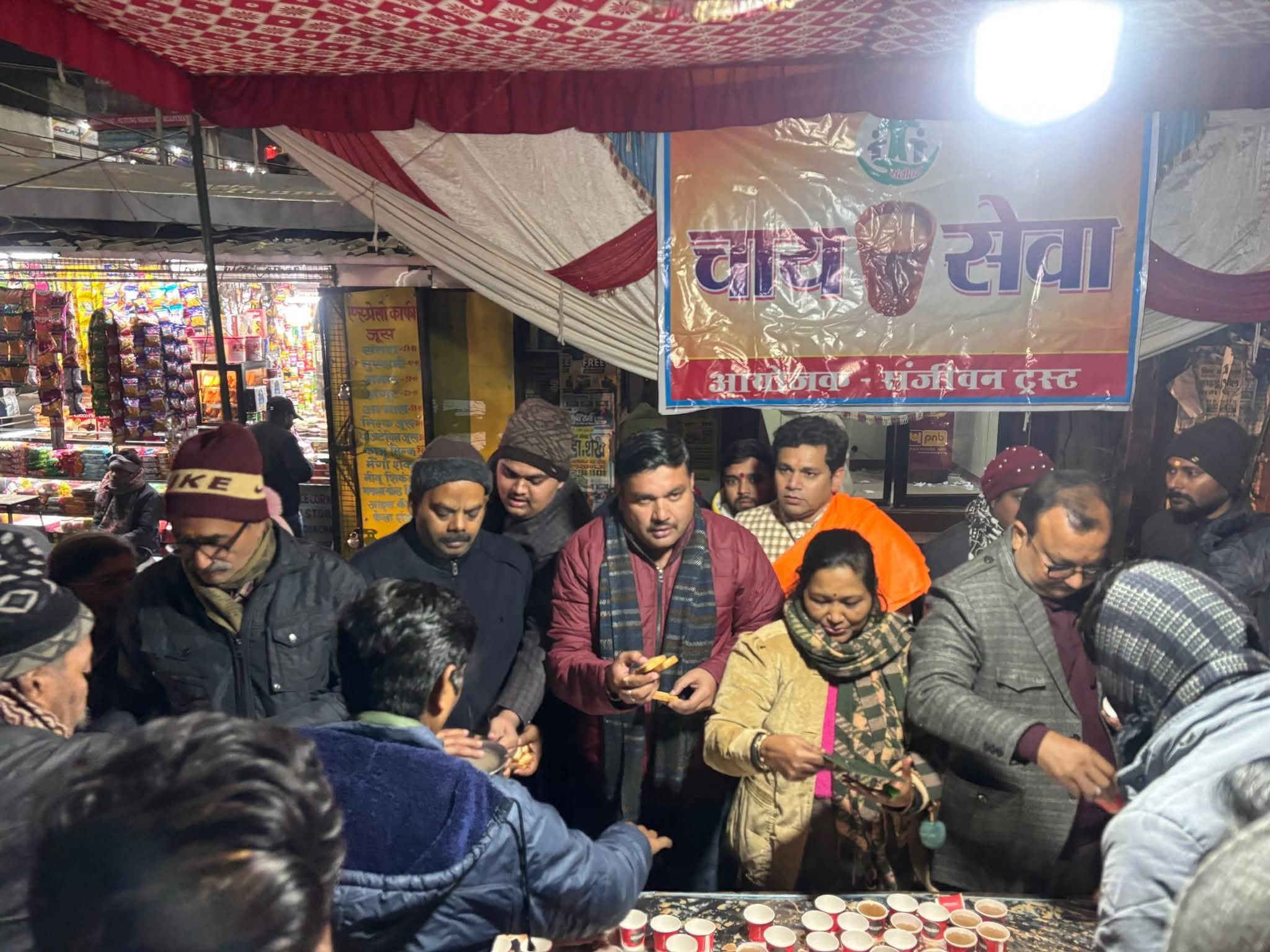 चाय सेवा के दौरान मौजूद समाजसेवी