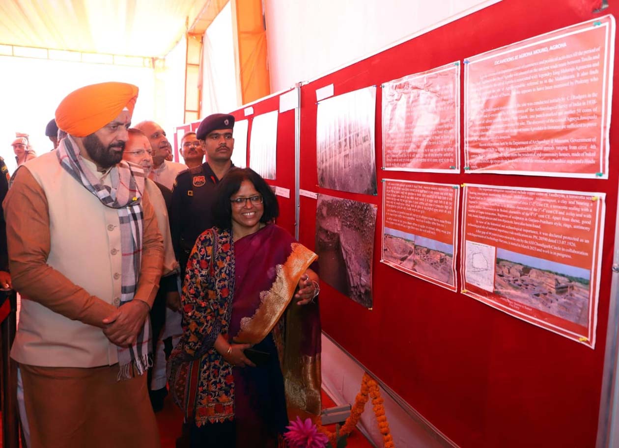 मुख्यमंत्री नायब सिंह सैनी राखीगढ़ी में आयोजित राखीगढ़ी महोत्सव के दौरान प्रदर्शनी का अवलोकन करते हुए।