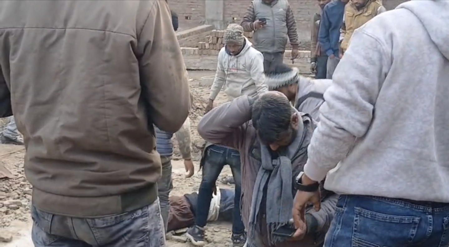 बाहर निकाले गए मृतक मजदूर की फोटो