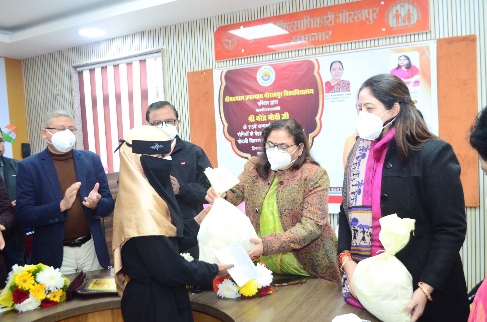 कुलपति के नेतृत्व मे गोद लिए गए क्षय रोगियों को पोषण पोटली वितरण कार्यक्रम संपन्न*