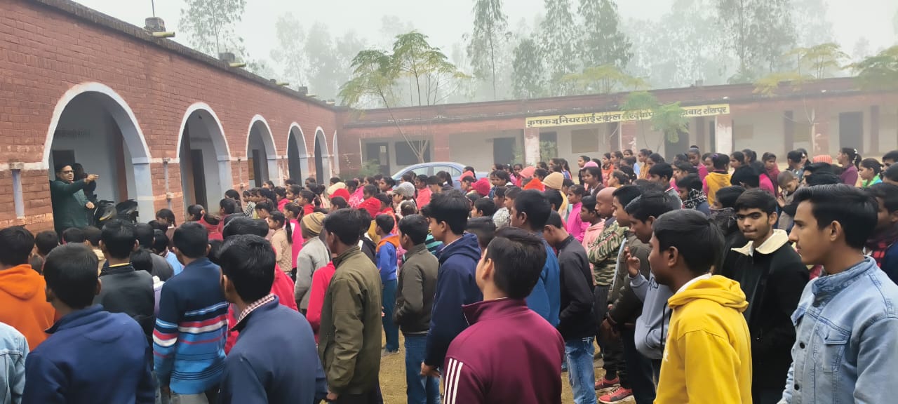 अटल के जीवन पर बच्चों को जानकारी देते प्रधानाचार्य