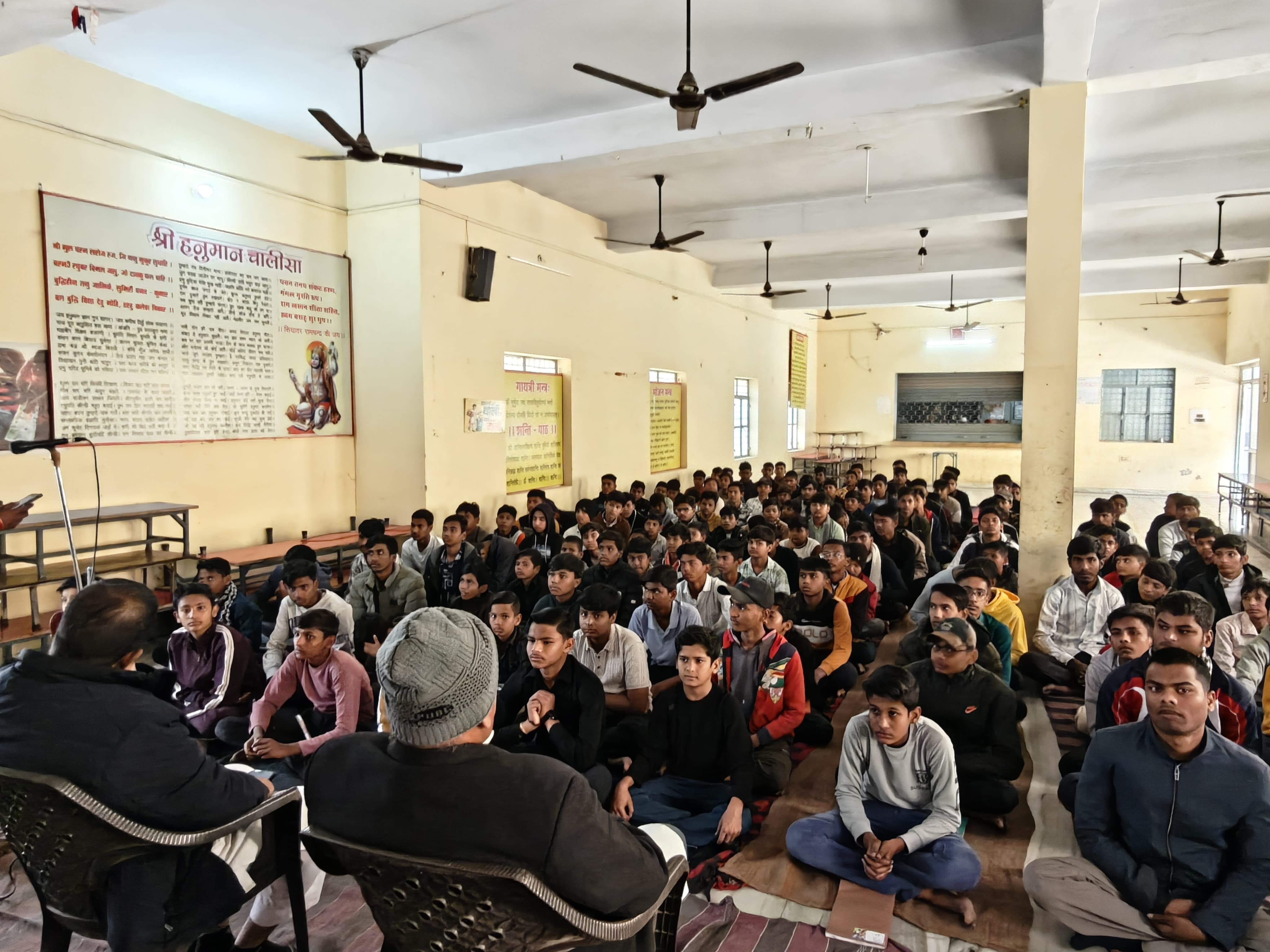 बौद्धिक प्राप्त करते स्वयंसेवक