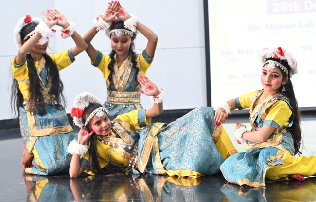 सोनीपत: वीर बाल दिवस पर प्रेरणादायी कार्यक्रम का सांस्कृतिक कार्यक्रम प्रस्तुत करते हुए कलाकार सोनीपत: वीर बाल दिवस पर प्रेरणादायी कार्यक्रम का सांस्कृतिक कार्यक्रम प्रस्तुत करते हुए कलाकार