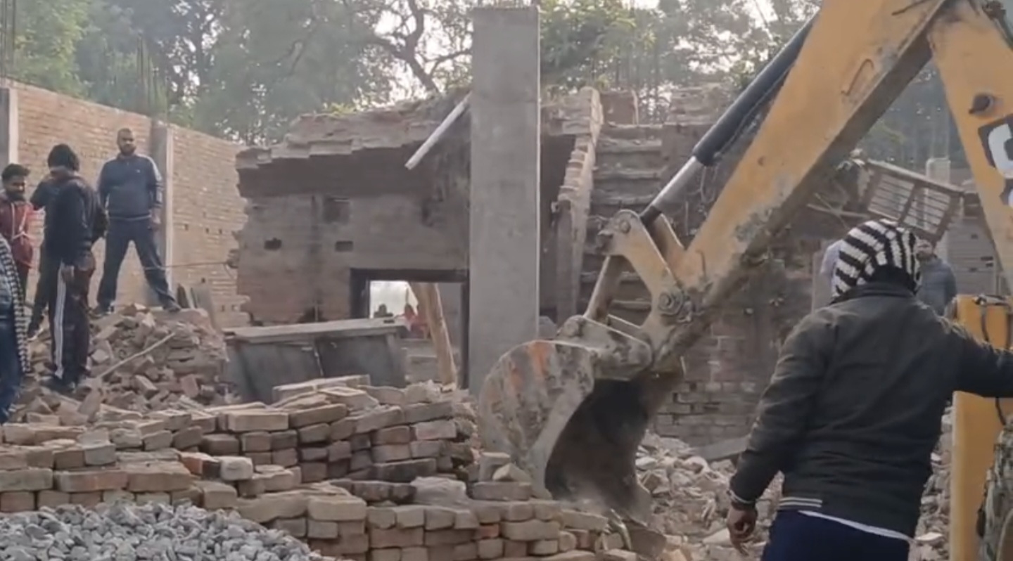 मलवा हटती हुई जेसीबी की फोटो