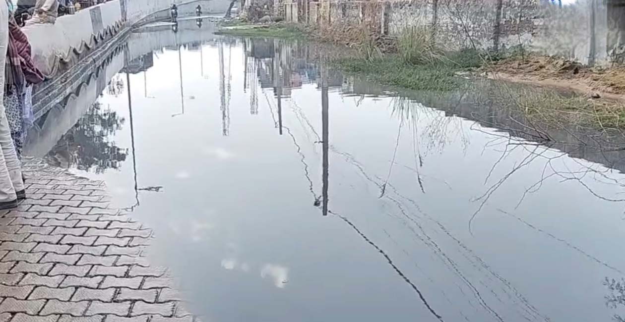 गली में भरा सीवर का गंदा पानी।