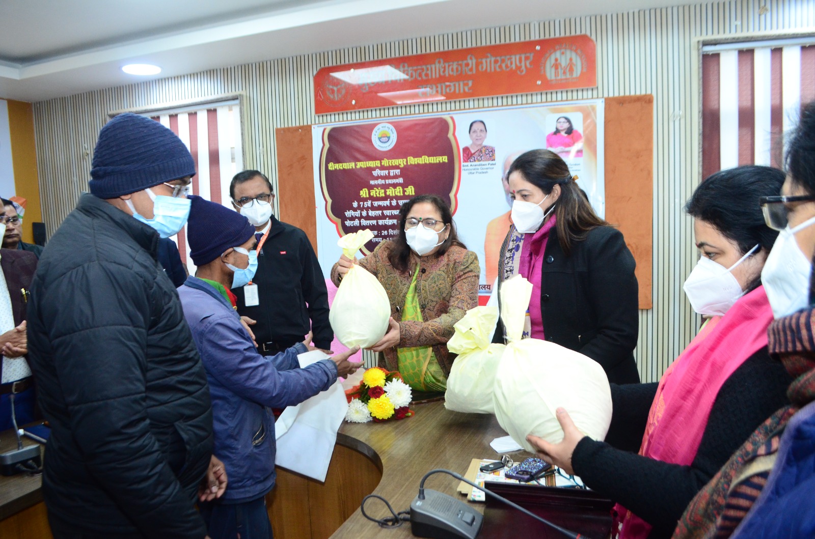 कुलपति के नेतृत्व मे गोद लिए गए क्षय रोगियों को पोषण पोटली वितरण कार्यक्रम संपन्न*