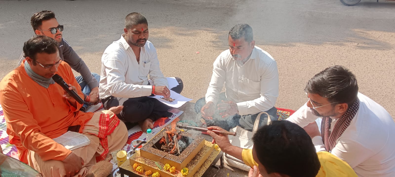 निगम कार्यालय के सामने सद्बुद्धि यज्ञ करते हुए कांग्रेसी।