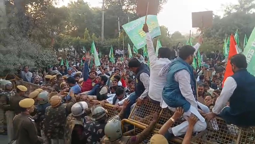 अलवर। कांग्रेस का सचिवालय के बाहर प्रदर्शन।