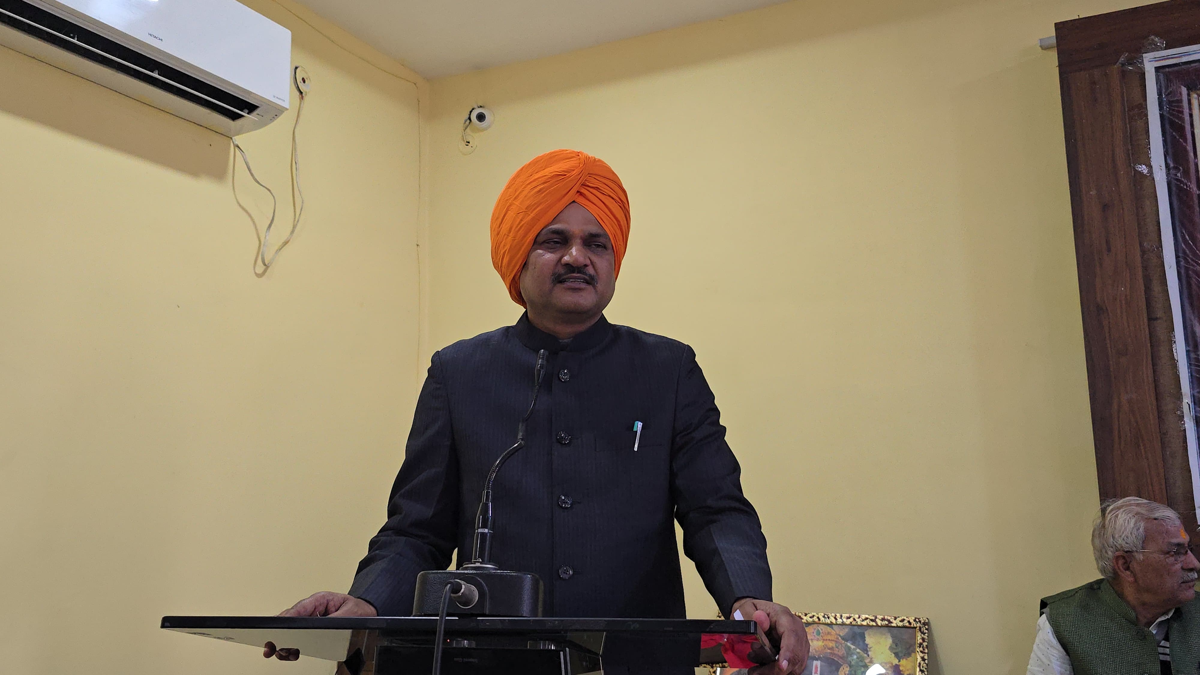 गोष्टी को संबोधित करते राज्यसभा सांसद अमरपाल मौर्य