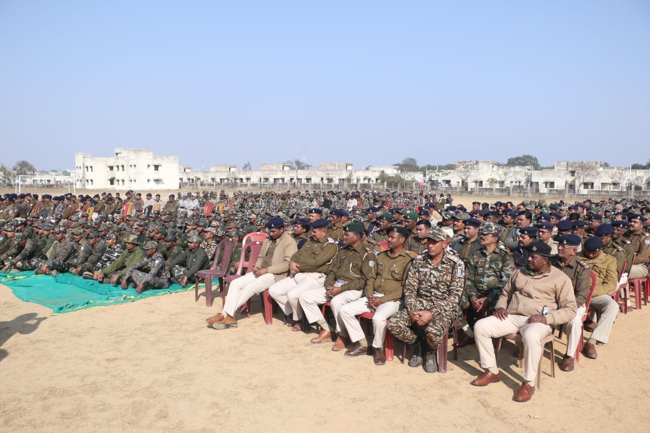 पुलिसकर्मी सहित अन्य