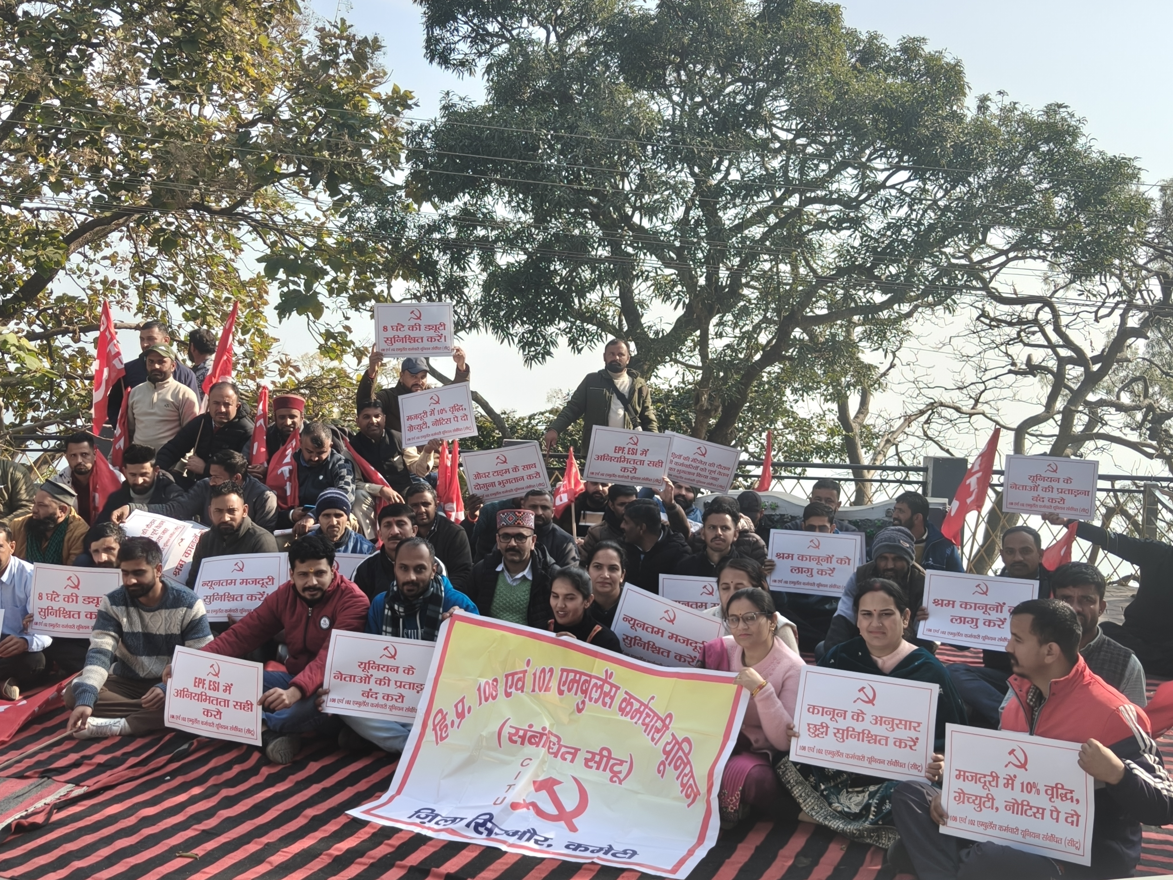 108/102 एम्बुलेंस कर्मियों की 48 घंटे की हड़ताल व प्रदर्शन आज भी जारी ,आज दोपहर में राज्य कमेटी की बैठक के बाद होगा धरने को लेकर फैसला 108/102 एम्बुलेंस कर्मियों की 48 घंटे की हड़ताल व प्रदर्शन आज भी जारी ,आज दोपहर में राज्य कमेटी की बैठक के बाद होगा धरने को लेकर फैसला