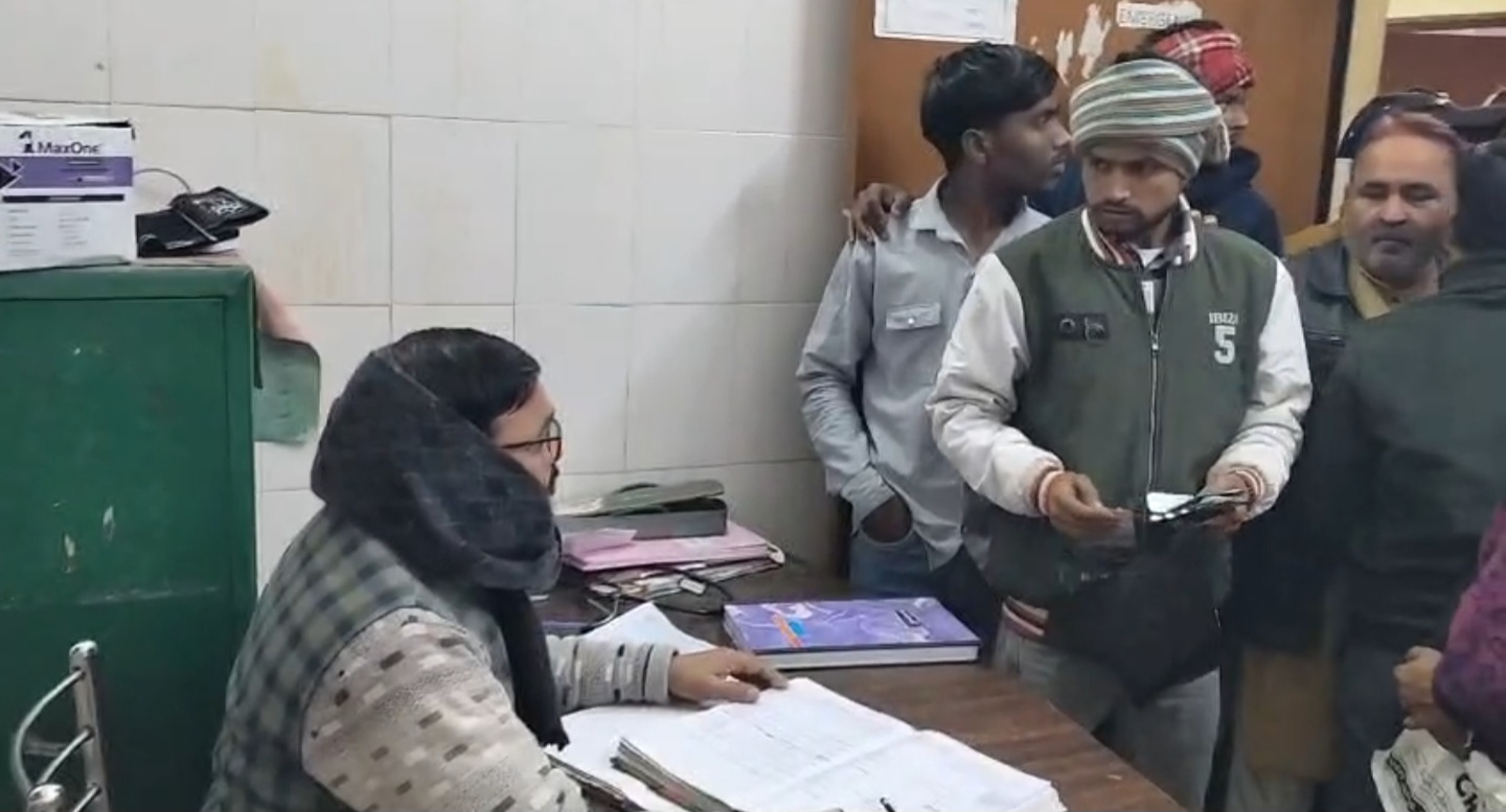 मरीज को देखते फार्मासिस्ट की फोटो