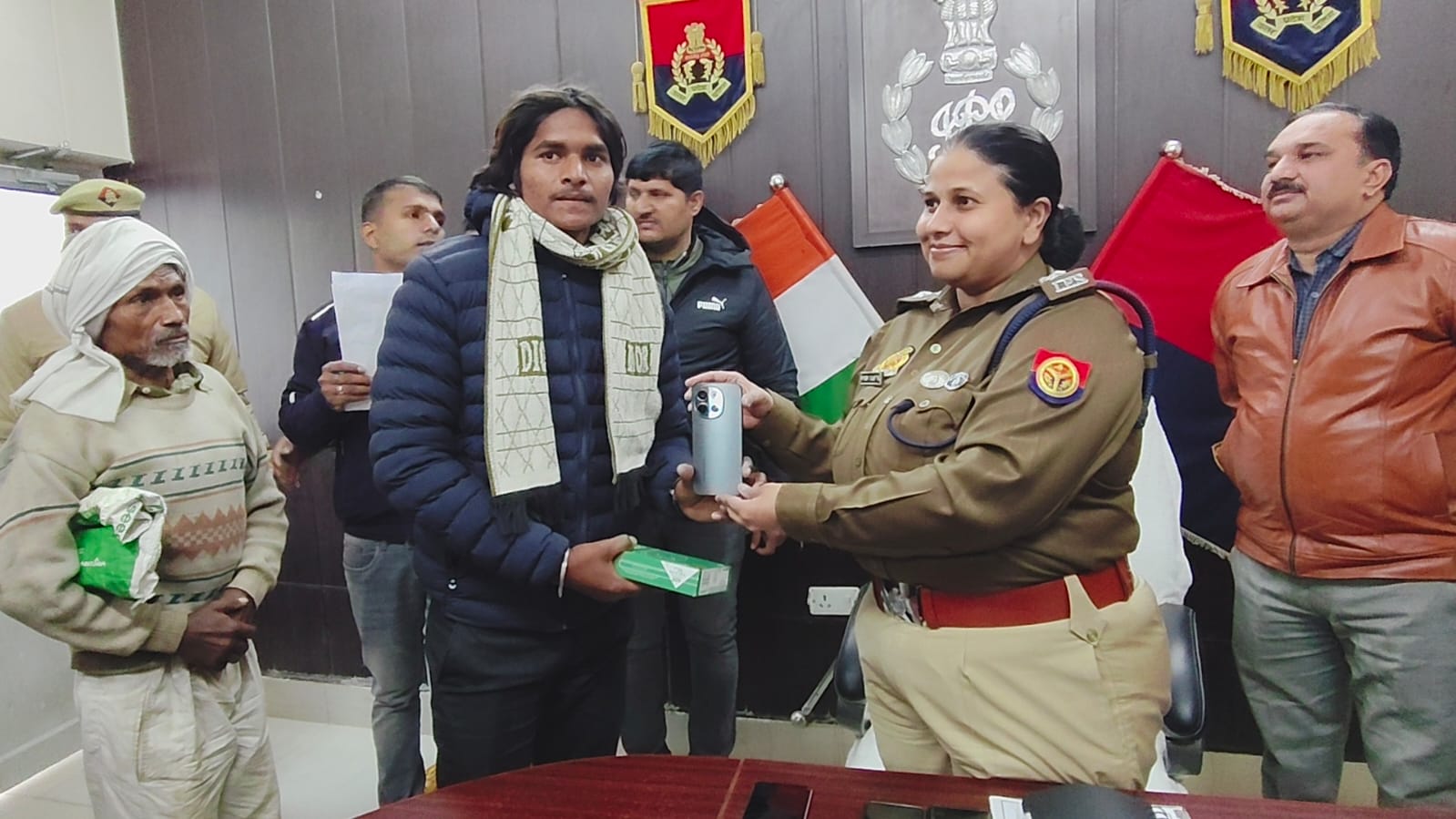 मोबाइल फोन वापस देते हुए एसपी अमेठी