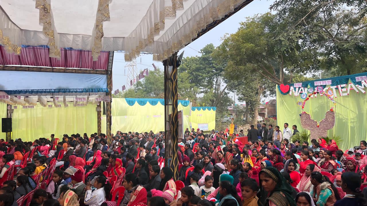 दूर-दूर से आई भारी भीड़ दूर-दूर से आई भारी भीड़