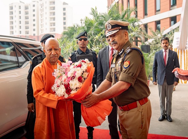 डीजीपी ने किया मुख्यमंत्री योगी का स्वागत डीजीपी ने किया मुख्यमंत्री योगी का स्वागत