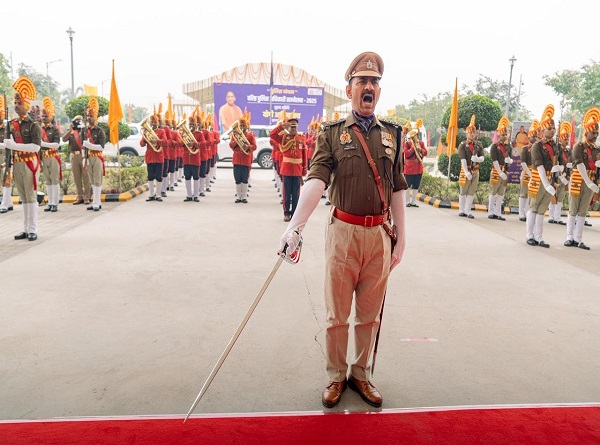गार्ड ऑफ ऑनर देते पुलिस कर्मी