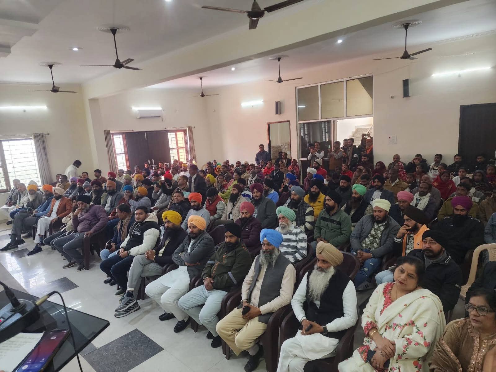 कार्यालय पर मौजूद लोग