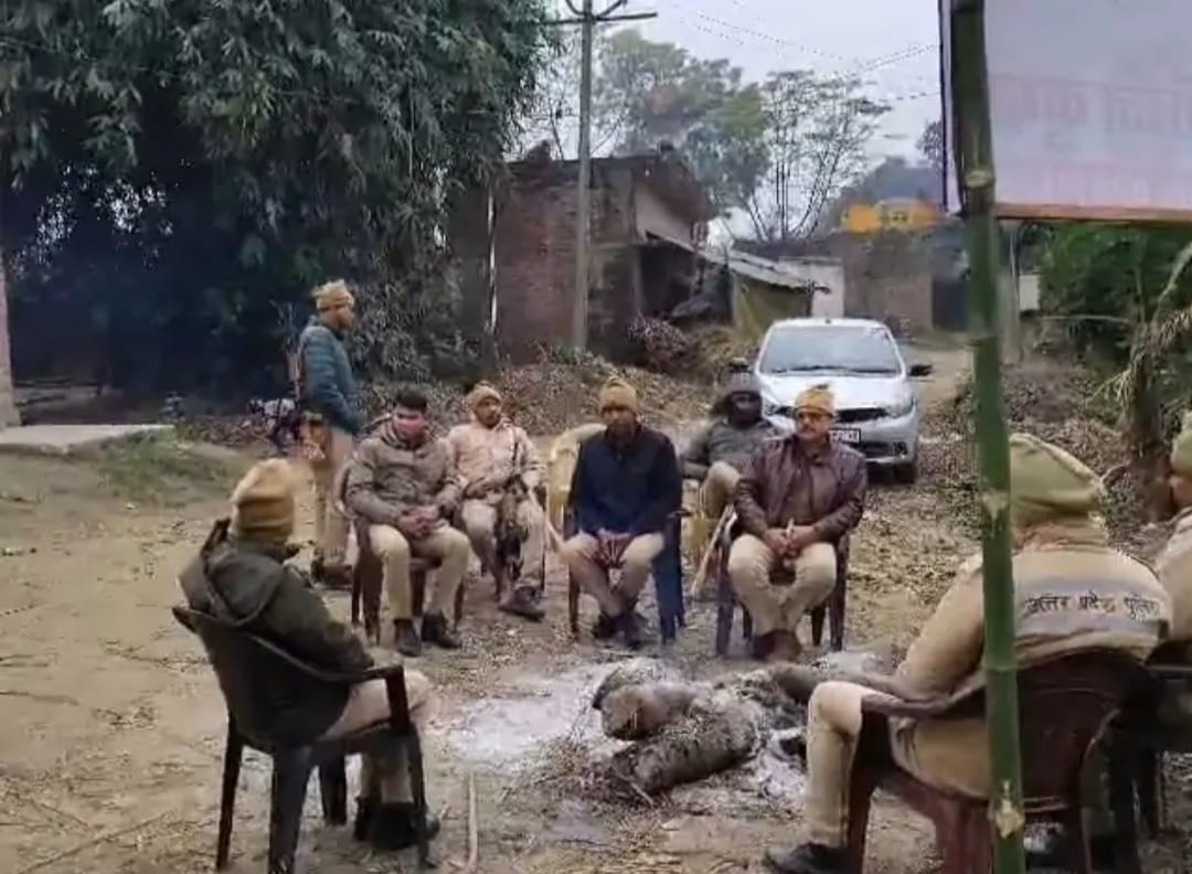 शनिवार को गांव में तैनात पुलिस बल