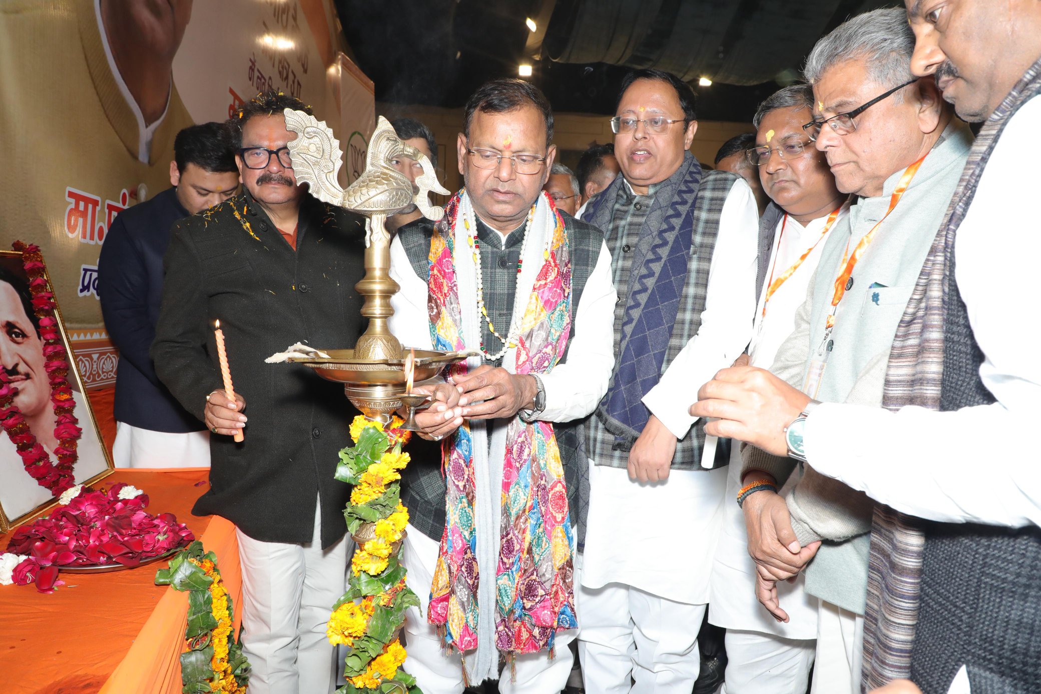 दीप प्रज्वलित  करते पंकज चौधरी