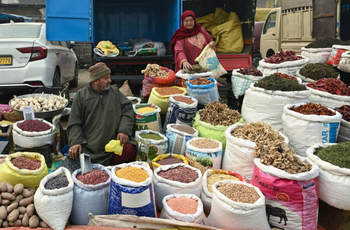 कश्मीर घाटी नव वर्ष की पूर्व संध्या के आसपास एक बार फिर बारिश और बर्फबारी के लिए तैयार
