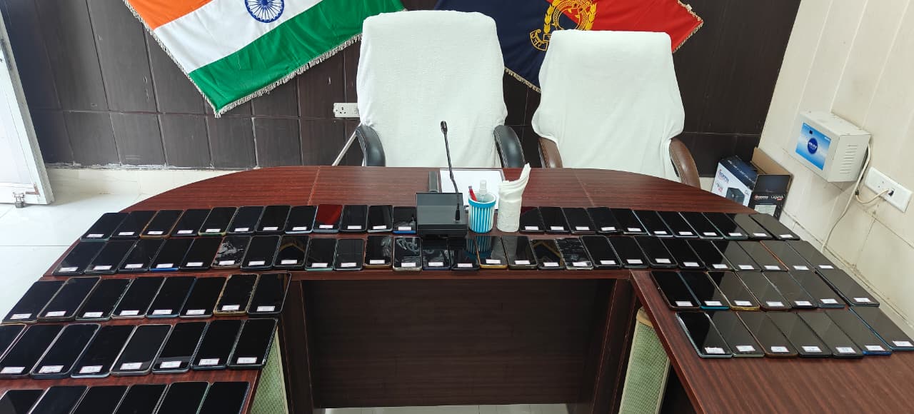 बरामद किए गए मोबाइल फोन की फोटो