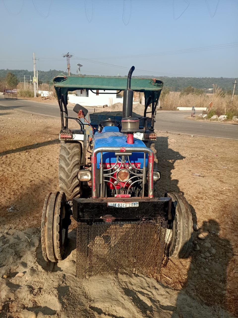 जम्मू पुलिस ने ग्रामीण क्षेत्र में अलग-अलग घटनाओं में खनिजों के अवैध खनन और परिवहन में शामिल दो वाहनों को जब्त किया