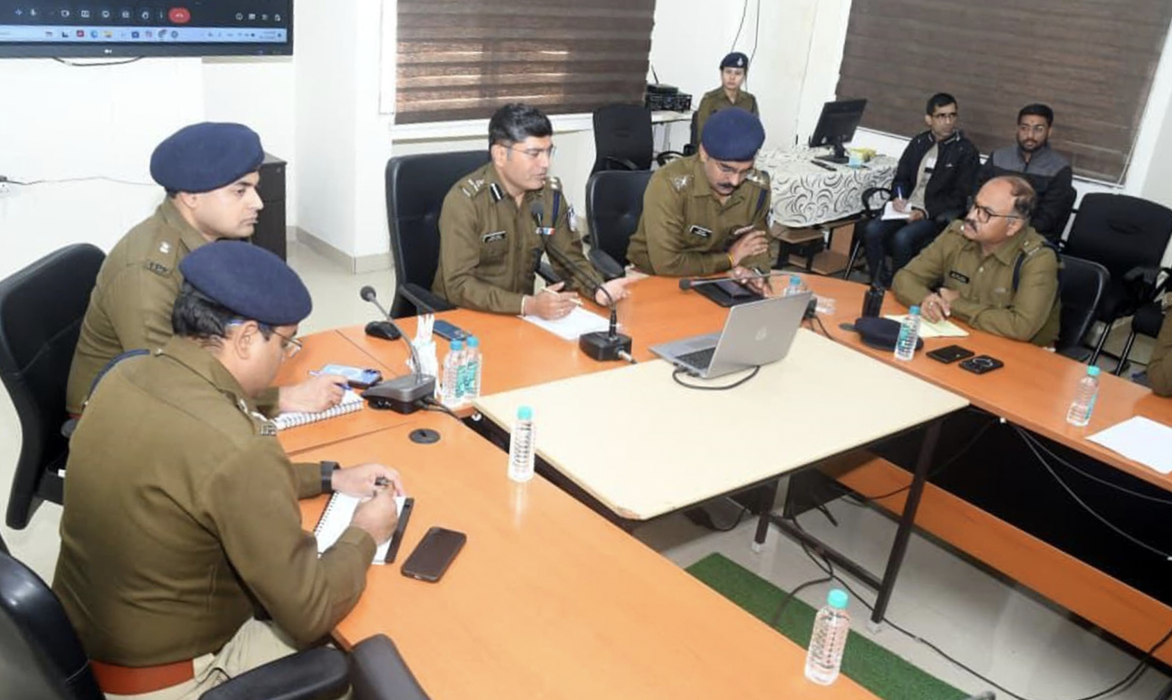 बैठक लेते भसीन बैठक लेते भसीन