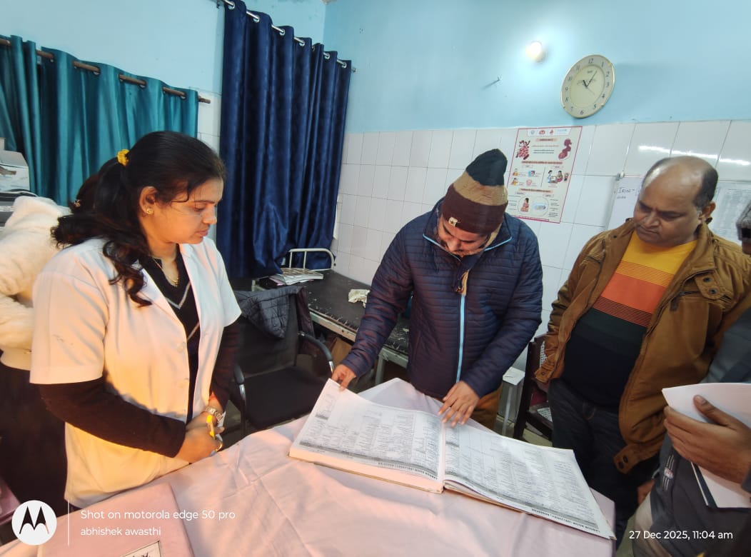 अस्पताल में जानकारी प्राप्त करती टीम