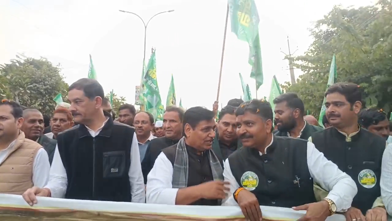 अलवर. प्रदर्शन में शामिल नेता।