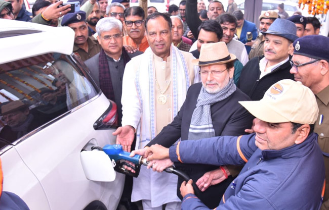 सोनीपत: जेल मंत्री डा. अरविंद शर्मा जेल परिसरों में स्थापित पैट्रोल पम्पों का उद्घाटन करते हुए