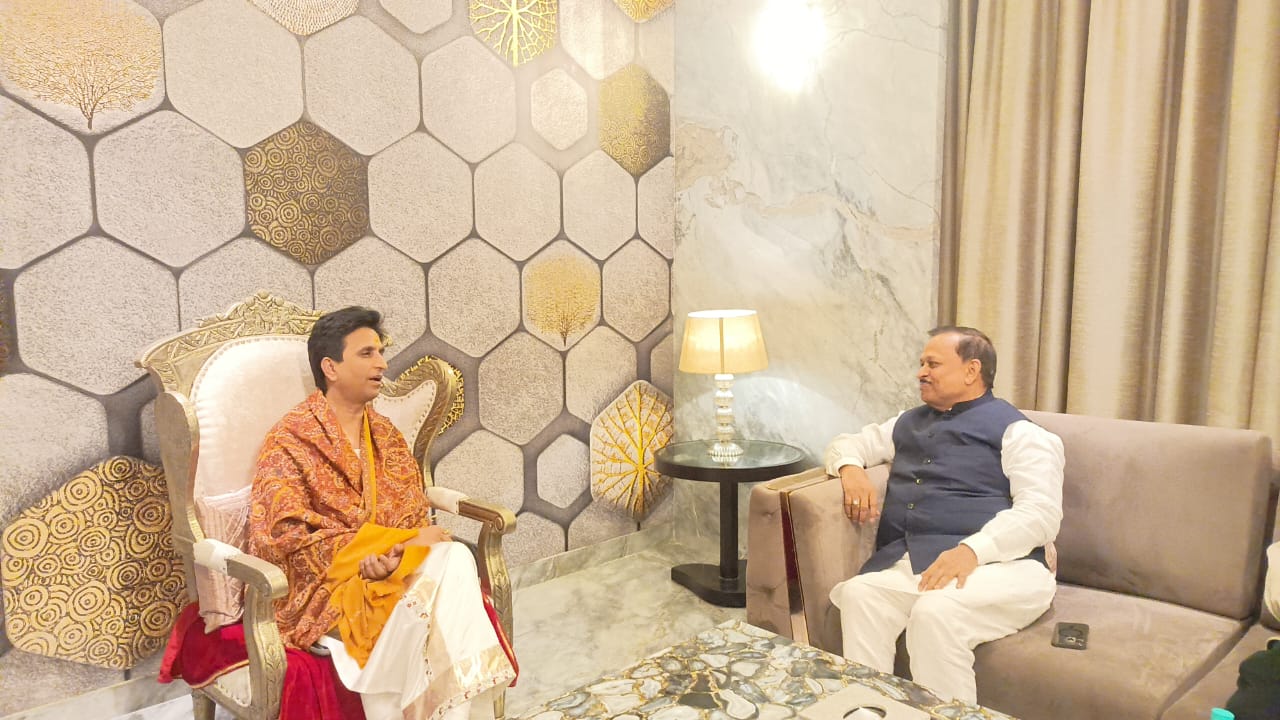 सांसद रमेश अवस्थी से वार्ता करते कवि कुमार विश्वास सांसद रमेश अवस्थी से वार्ता करते कवि कुमार विश्वास