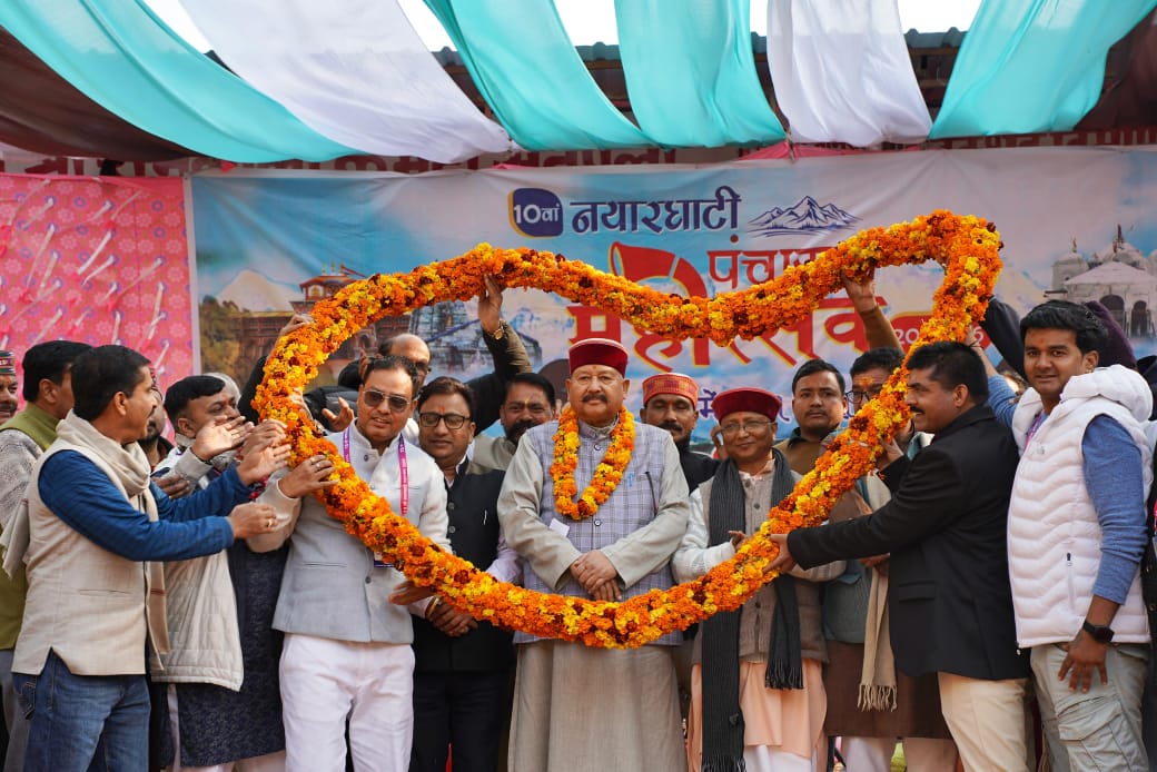 सतपुली में नायर घाटी महोत्सव में आयोजित कार्यक्रम में कैबिनेट मंत्री सतपाल महाराज का माला से स्वागत करते आयोजक सतपुली में नायर घाटी महोत्सव में आयोजित कार्यक्रम में कैबिनेट मंत्री सतपाल महाराज का माला से स्वागत करते आयोजक