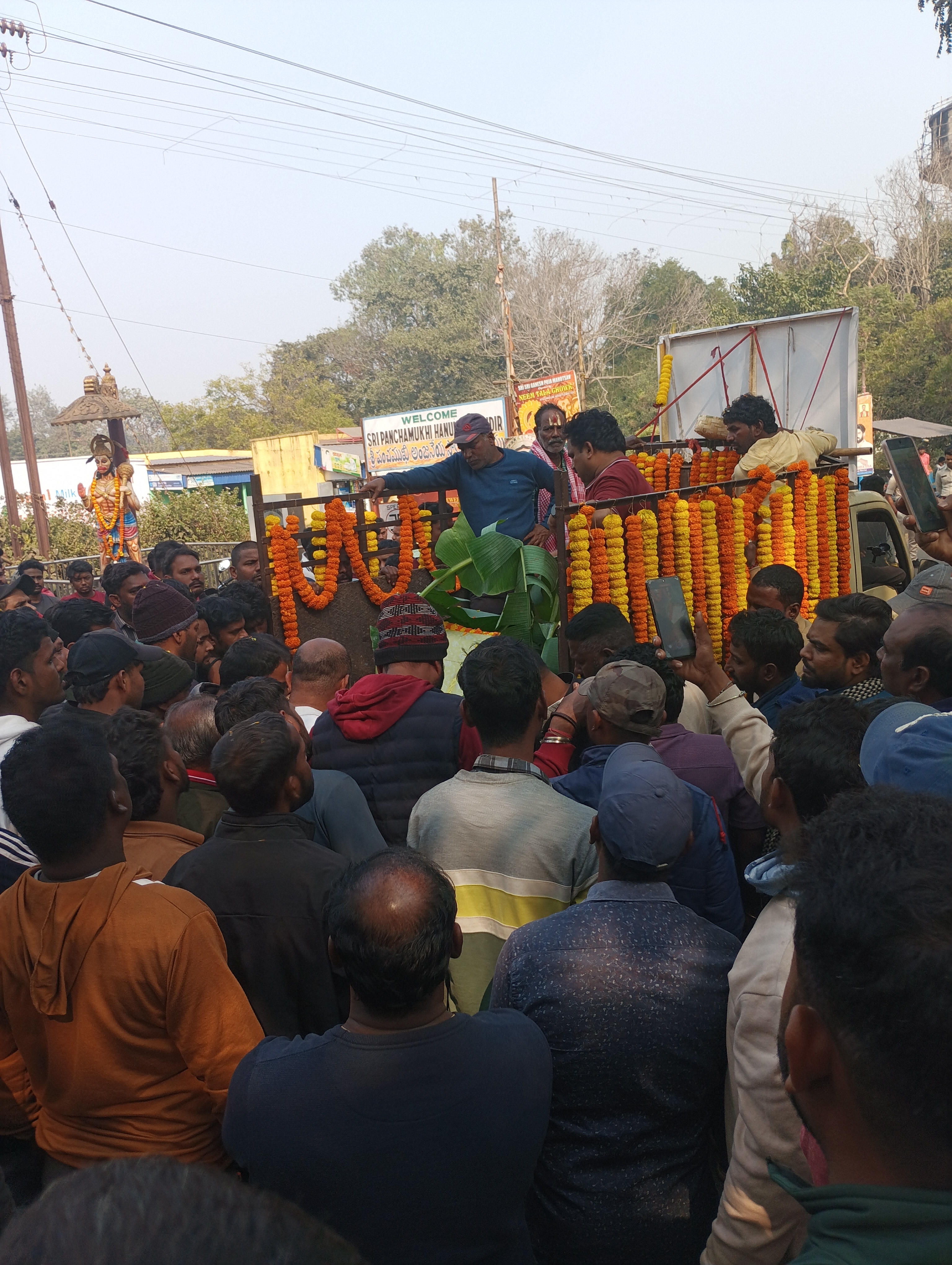 मृतक उदय के घर उमड़ी भीड़