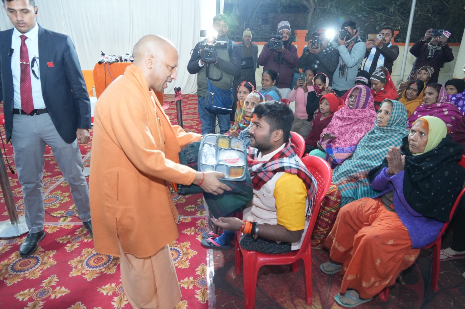 सीएम योगी ने किया दो रैन बसेरों का निरीक्षण, जरुरतमंदों में वितरित किया कंबल और भोजन*