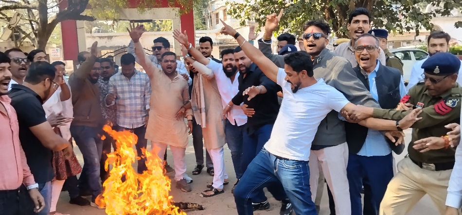 शहर के गांधी मैदान में कांग्रेस नेताओं का पुतला फूंकते हुए भाजयुमो के पदाधिकारी एवं कार्यकर्ता. शहर के गांधी मैदान में कांग्रेस नेताओं का पुतला फूंकते हुए भाजयुमो के पदाधिकारी एवं कार्यकर्ता.