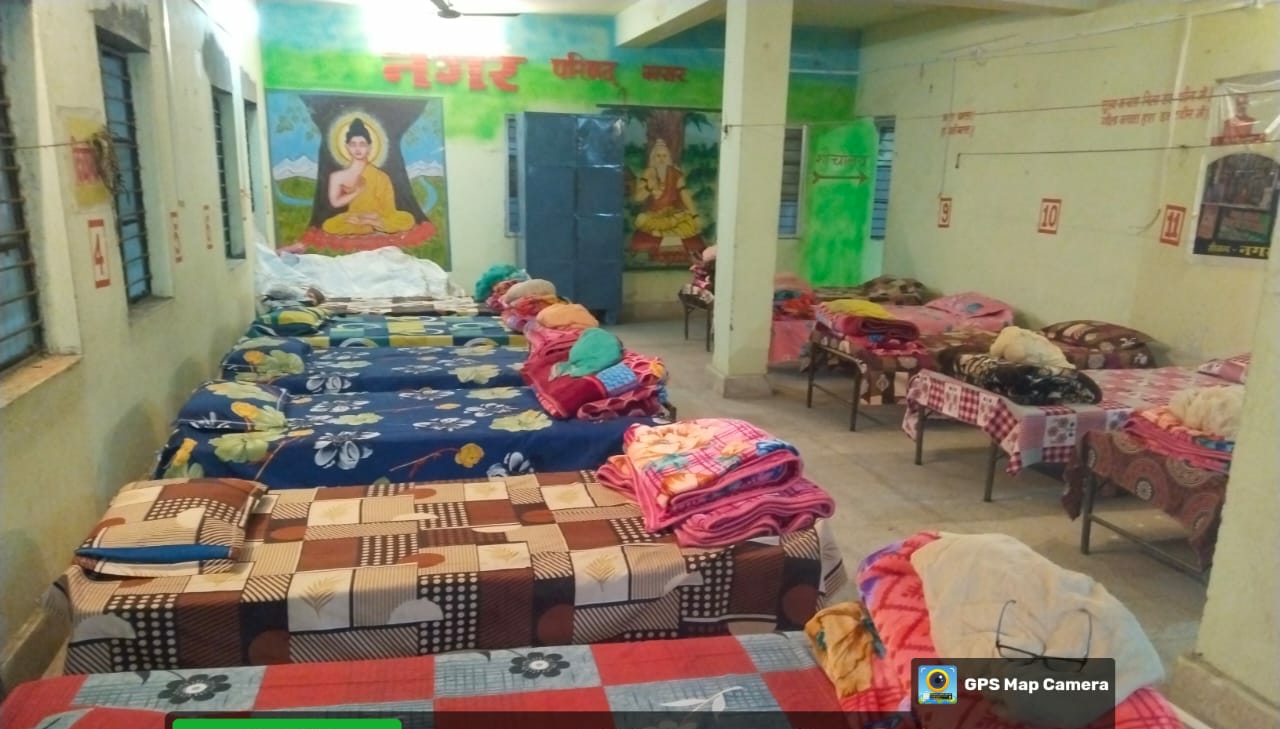 रैन बसेरा में रखे बिस्तर