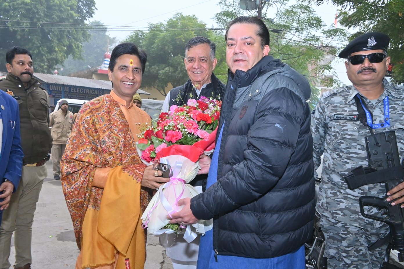 पुष्पगुच्छ देकर स्वागत करते विधानसभा अध्यक्ष के पुत्र करन महाना पुष्पगुच्छ देकर स्वागत करते विधानसभा अध्यक्ष के पुत्र करन महाना