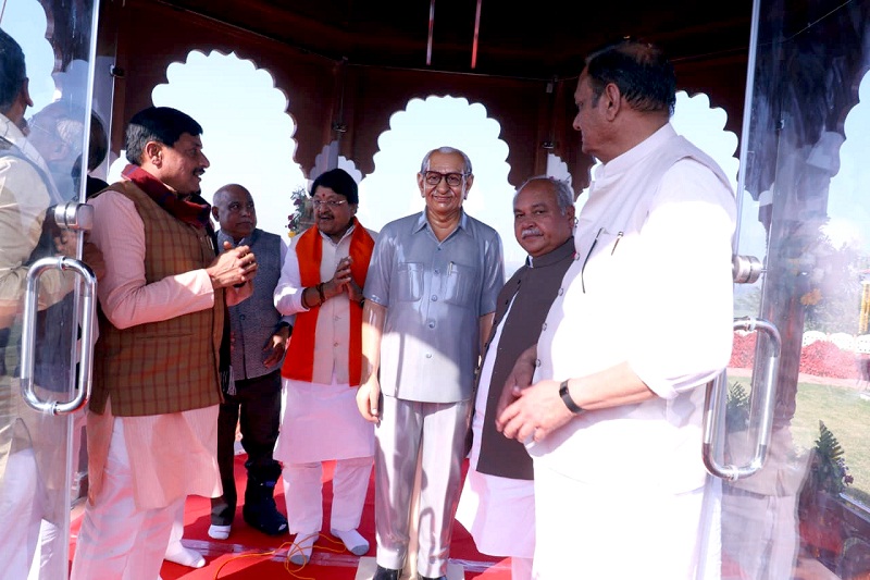 मप्रः Chief Minister  ने ग्राम सुजापुर में पूर्व सांसद स्व. लक्ष्मी नारायण पांडेय की प्रतिमा का किया अनावरण