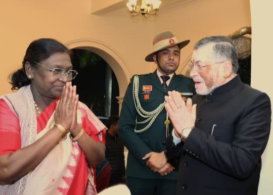 राष्ट्रपति  का  स्वागत करते राज्यपाल